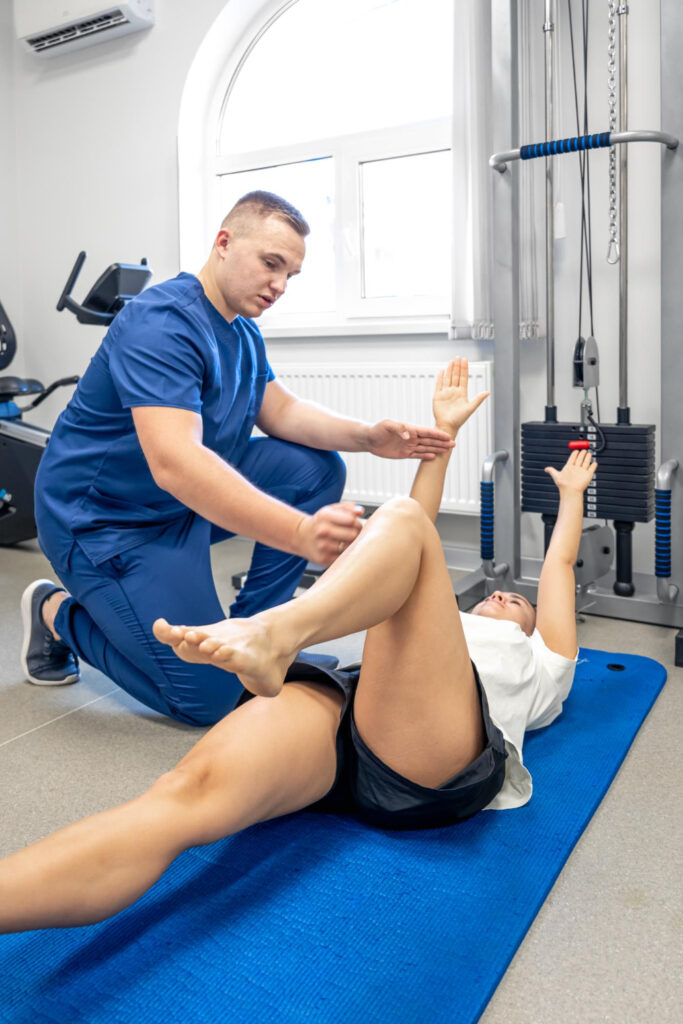 Profissional orienta exercício de reabilitação em clínica, ilustrando a comparação fisioterapia ou educação física e as diferenças entre as áreas.