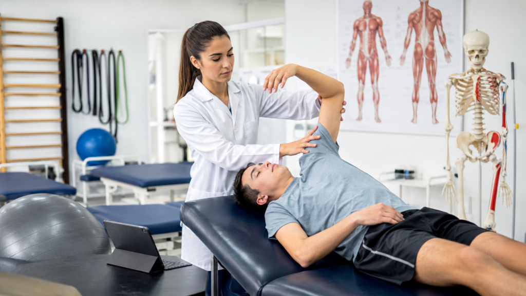 Aluna de fisioterapia realiza aula prática em laboratório com apoio de tablet, ilustrando o tema fisioterapia EaD e a necessidade de atividades presenciais na formação.
