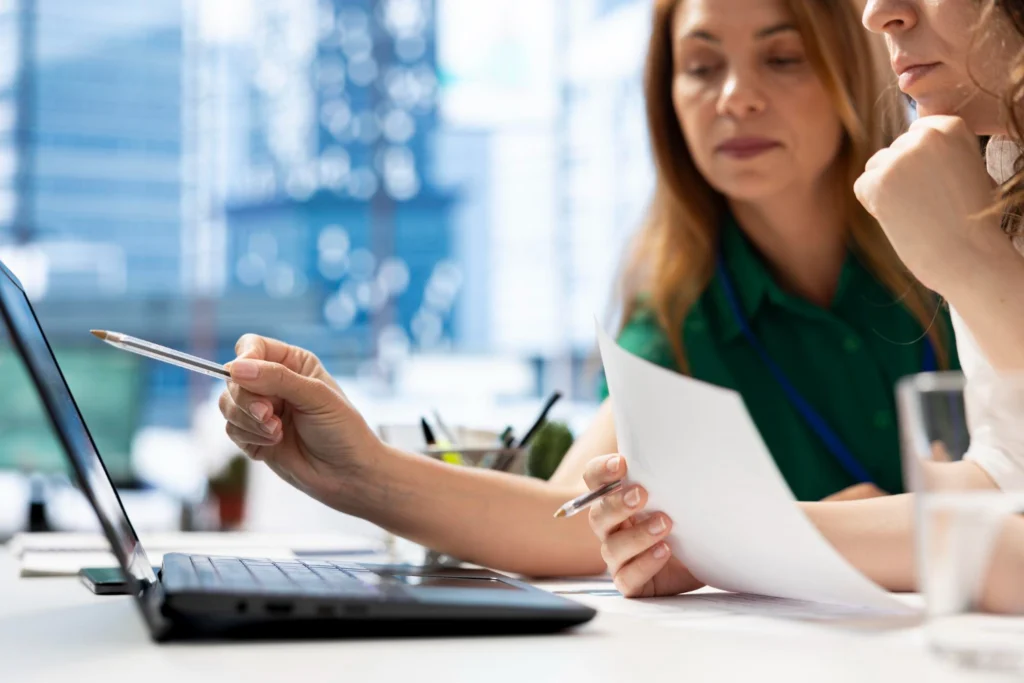 Duas profissionais de compliance financeiro conversando.