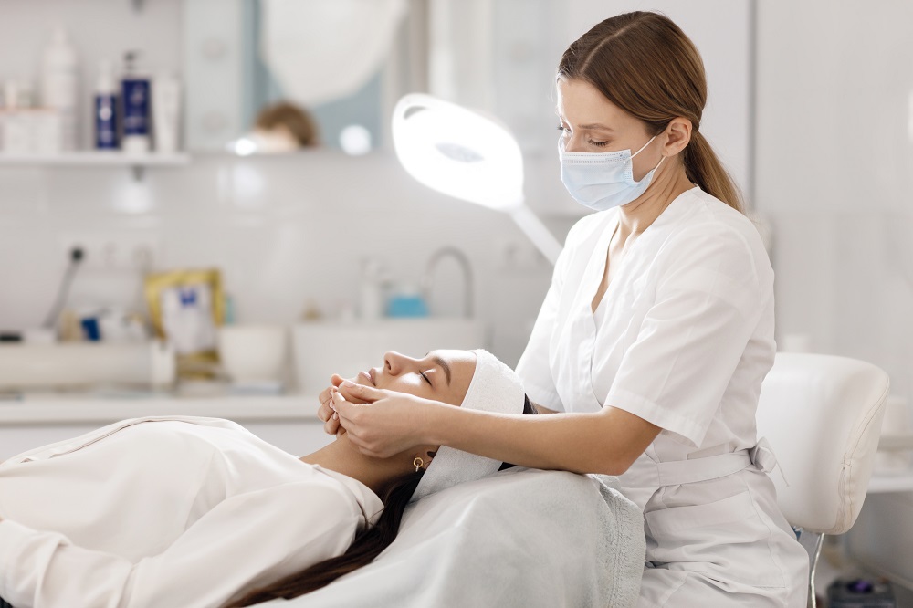 Precisa de faculdade para ser esteticista? Entenda quais formações existem na área