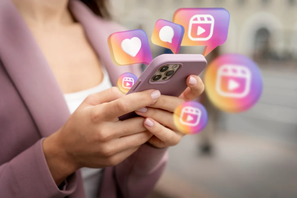 Mãos de uma mulher mexendo no celular, representando o uso das redes sociais, no trabalho de um profissional com pós em comunicação e marketing em mídias digitais.