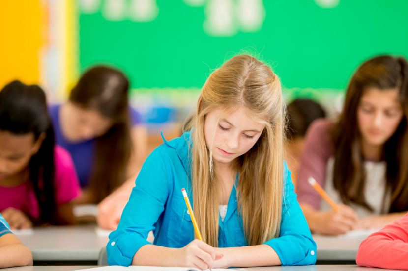 alunos em sala de aula fazendo prova da OBMEP 