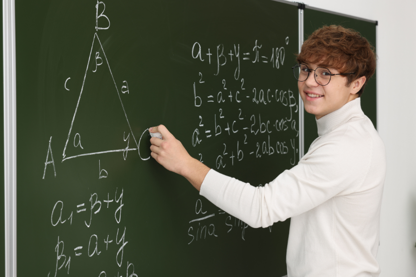 estudante resolvendo questão de matemática no quadro