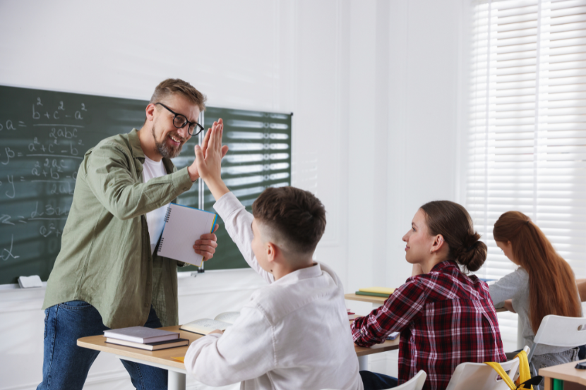 professor  cumprimentando aluno em sala de aula
