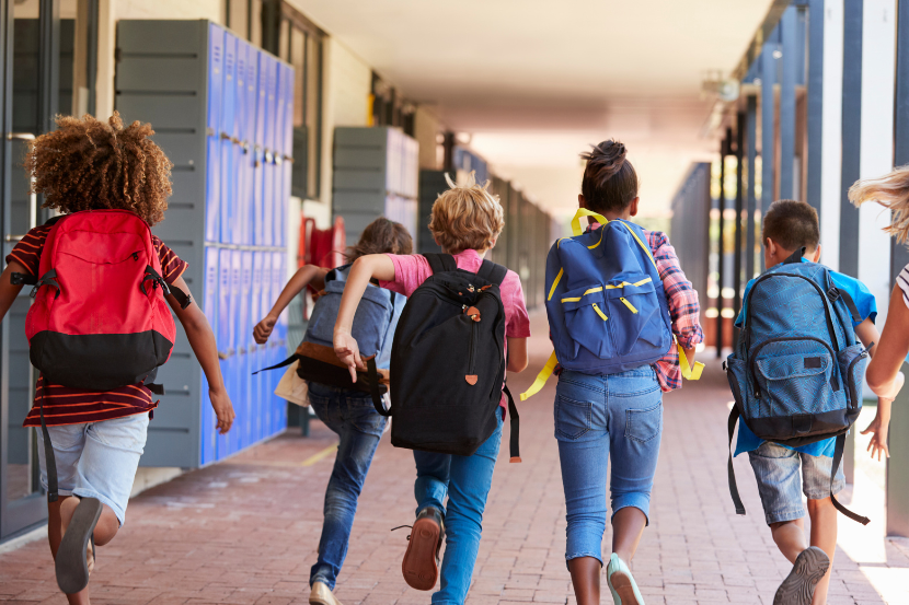 crianças correndo chegando na escola