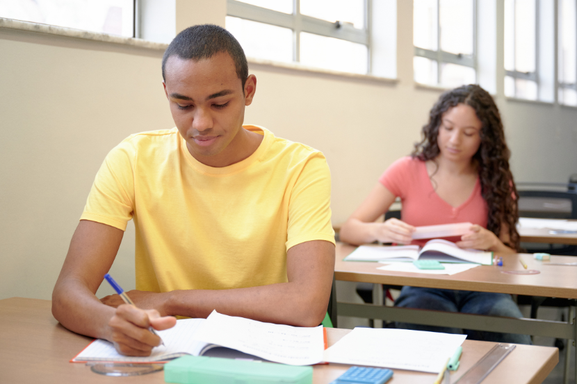 alunos fazendo prova de matemática aguardando gabarito obmep 2026