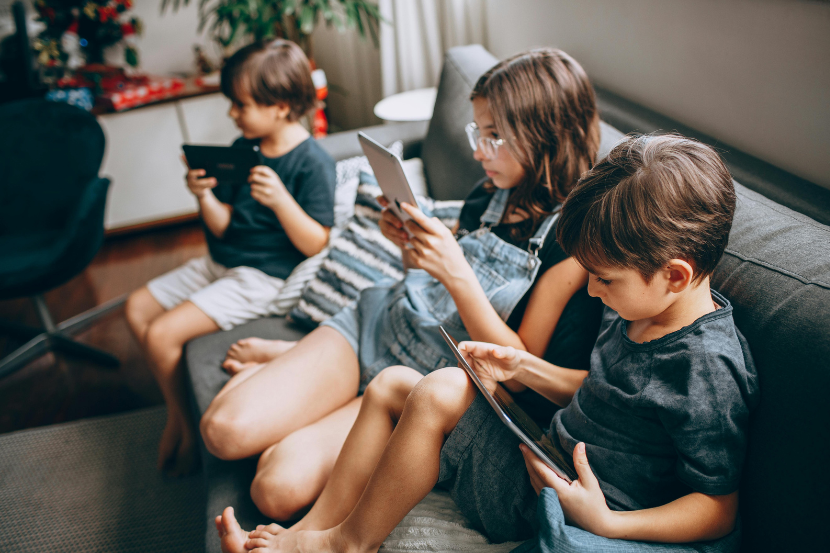 crianças concentradas navegando em redes sociais