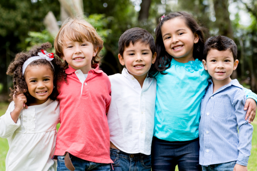 várias crianças diferentes juntas representando diversidade