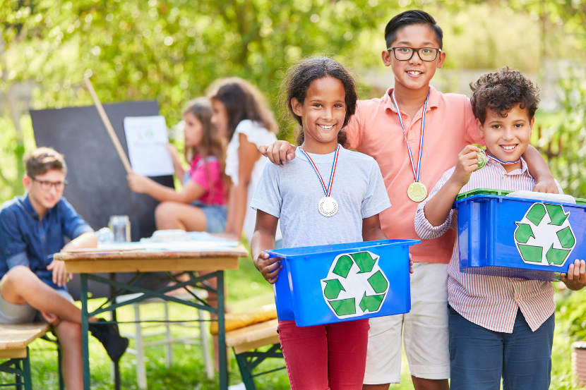 crianças praticando sustentabilidade com reciclagem