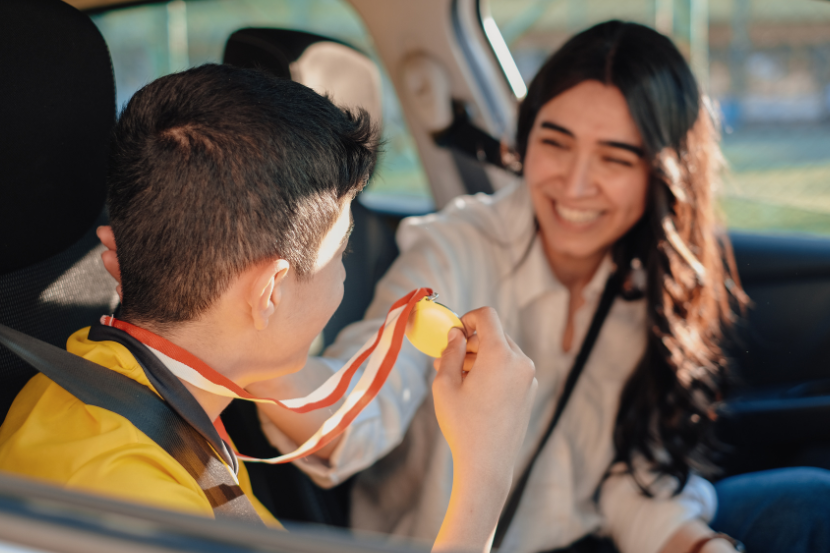filho mostrando medalha da premiação obmep 2026 para mãe