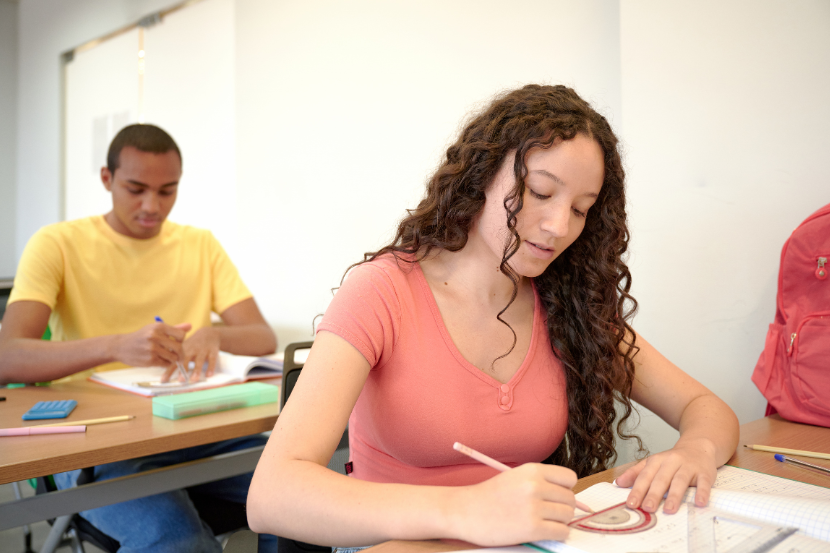alunos em sala de aula fazendo atividade de matemática