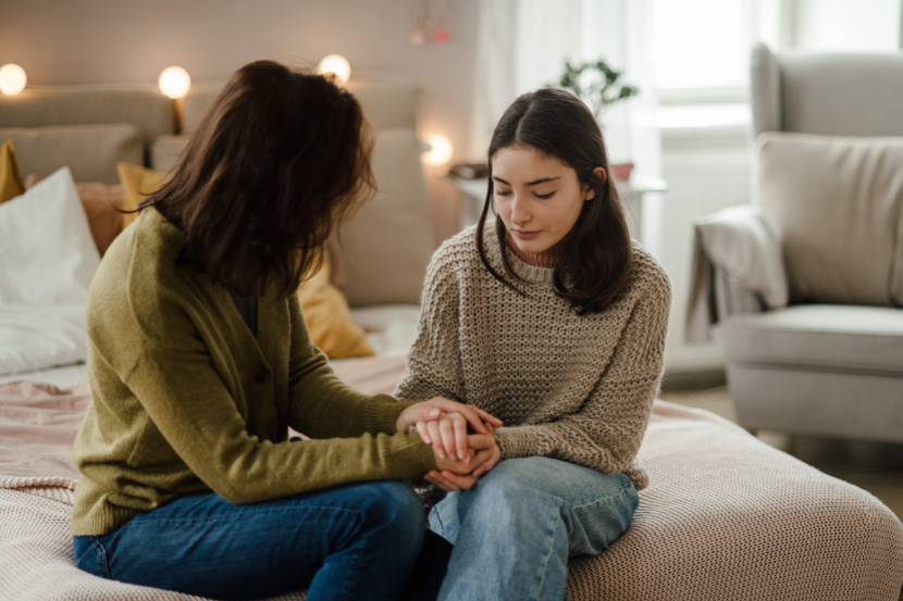 mãe conversando com a filha adolescente