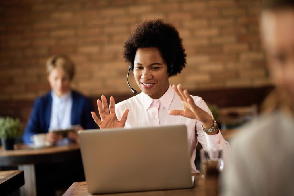 Profissional de RH trabalhando online com computador aberto na frente; Recursos Humanos semipresencial: saiba como funciona o curso e quais áreas contratam