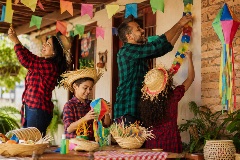 família decorando a casa para dia de são joão