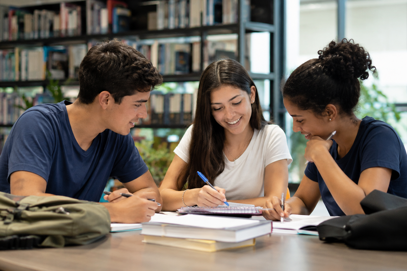 alunos do ensino médio estudando para o Enem
