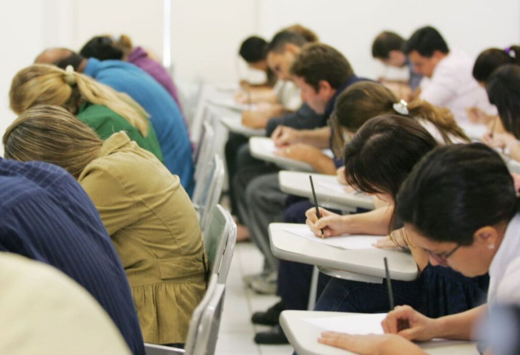 Pessoas fazendo concurso público; confira as melhores pós para quem quer prestar concurso público