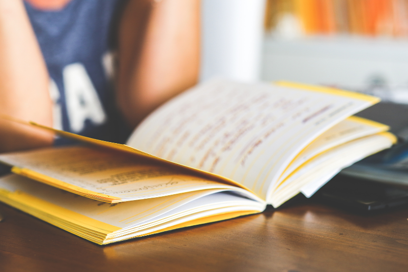 criança lendo livro de trava-línguas