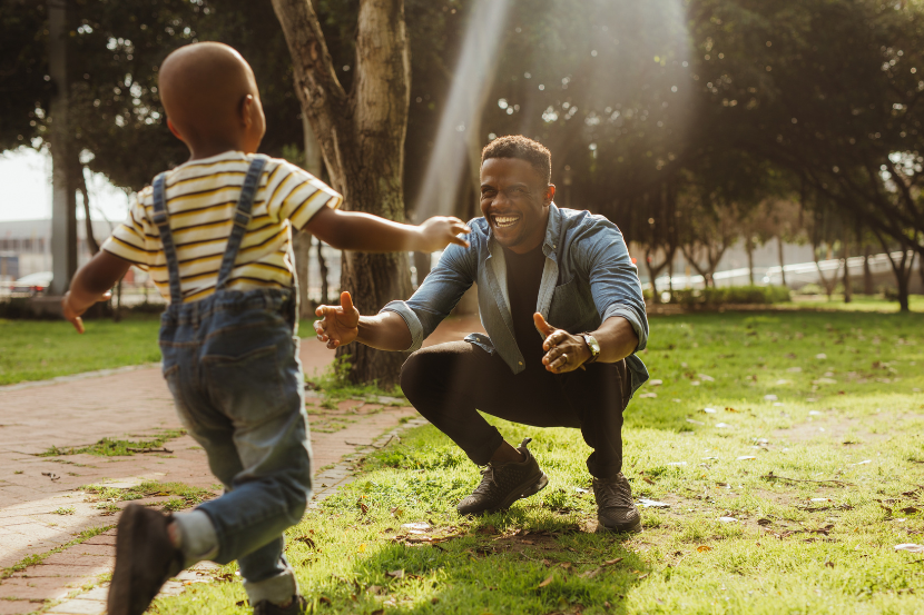 pai e filho passeando e brincando no parque no dia dos pais 2026