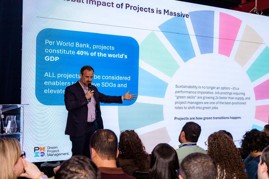 Mario Trentim apresenta palestra sobre gestão estratégica, projetos e inteligência artificial para público em evento.