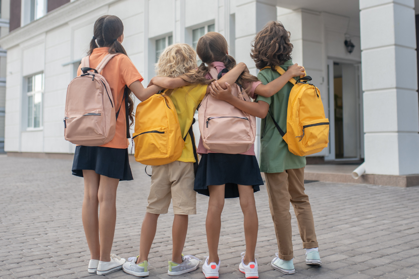 crianças na escola abraçadas no dia do amigo 2026