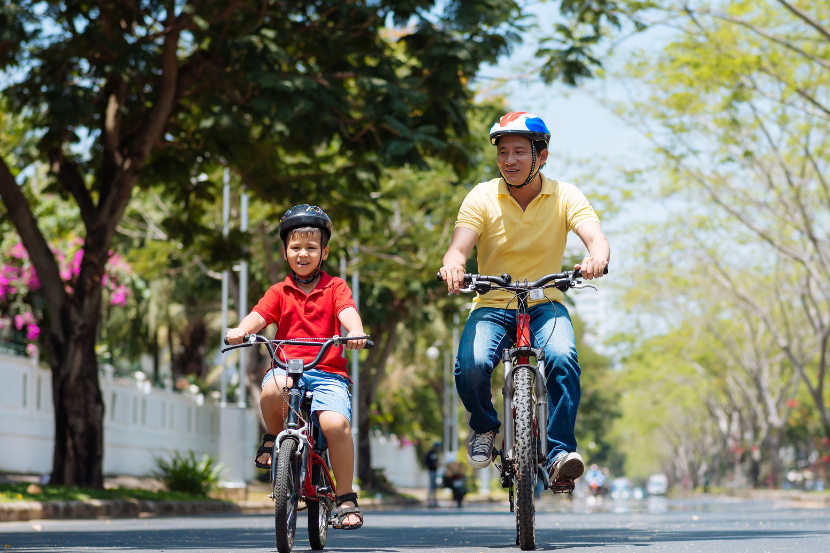 pai e filho andando de bicicleta no dia dos pais 2026