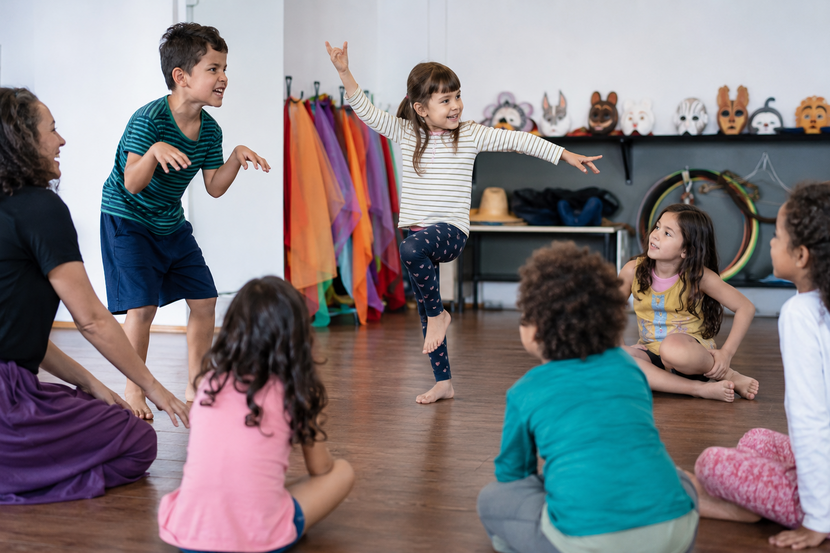 crianças em aula de teatro infantil interpretando personagens com professora