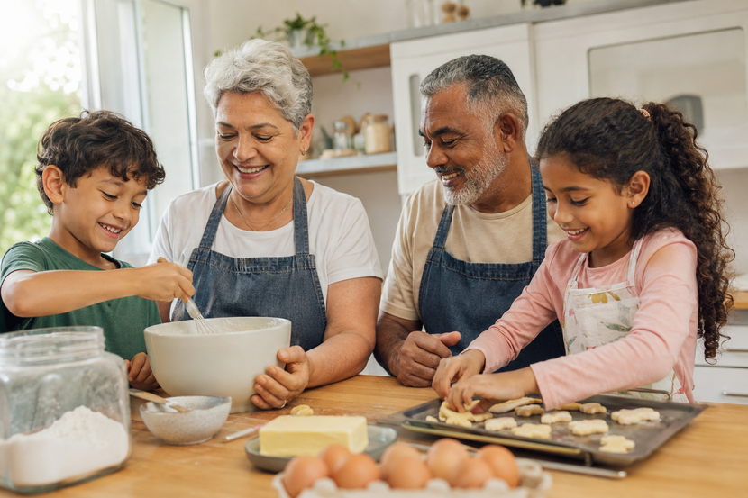 Avós e netos preparando uma receita em família para o Dia dos Avós 2026