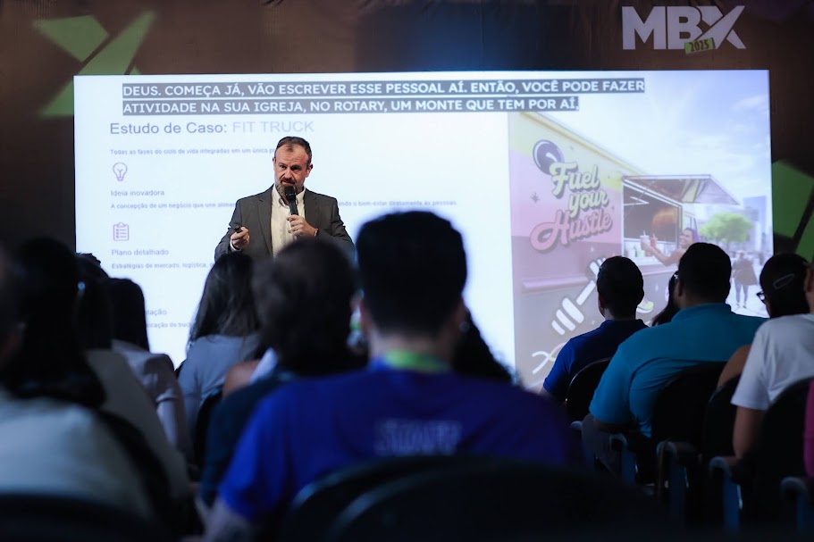 Mário Trentim apresenta estudo de caso sobre execução estratégica durante palestra para profissionais de gestão e liderança.