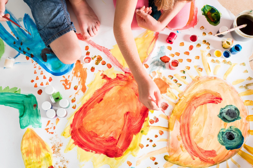 pintura de crianças com tinta em folha grande 