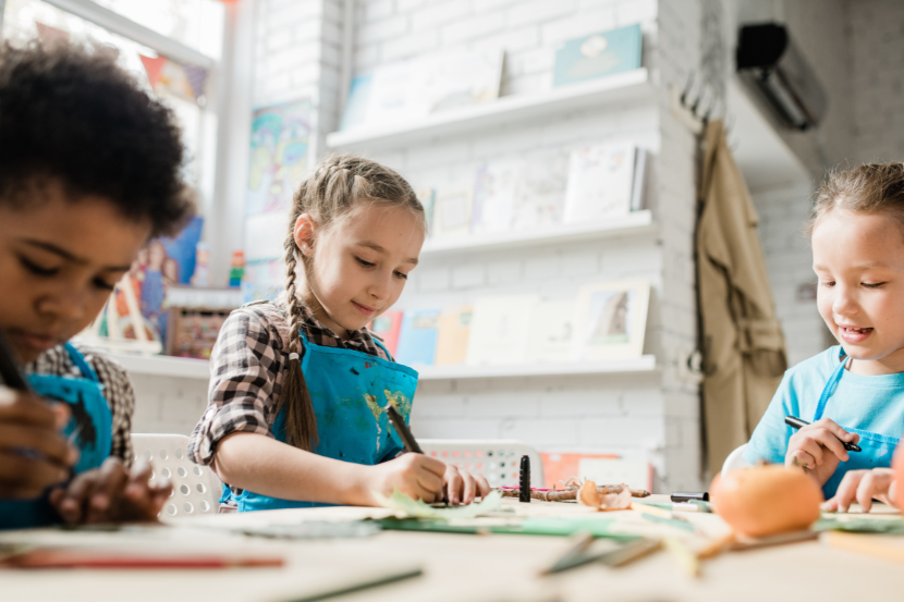 crianças fazendo atividades de artes para Educação Infantil em sala de aula
