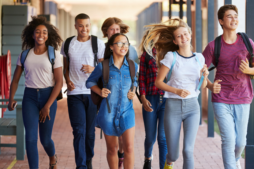 adolescentes saindo da escola juntos no dia internacional da juventude