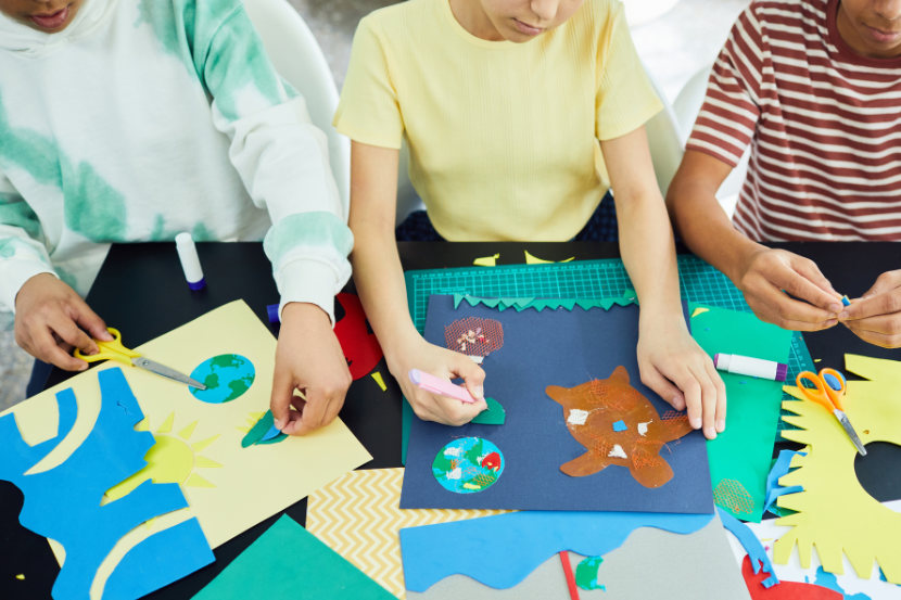 crianças fazendo atividades de artes para Educação Infantil com colagens