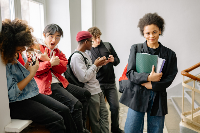 adolescentes na escola no dia internacional da juventude