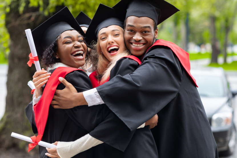 alunos formando na educação básica celebrando conquista do aprendizado
