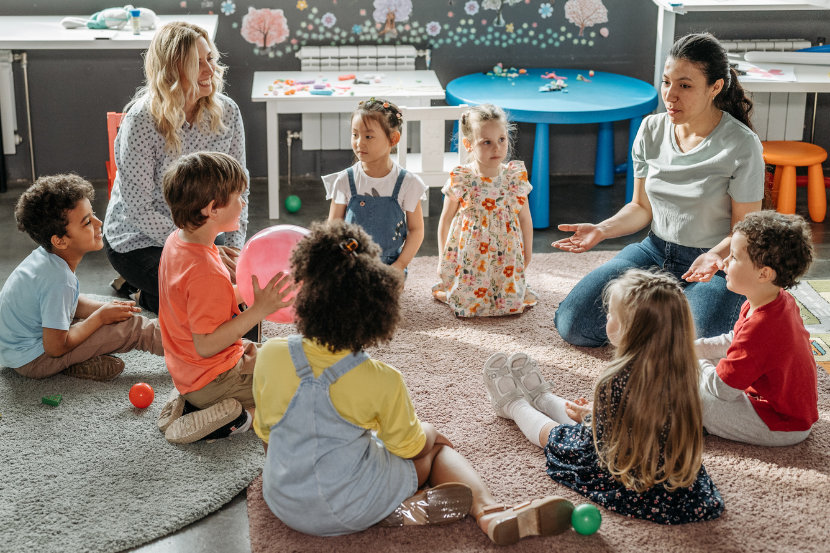 crianças da educação infantil com professoras em sala de aula