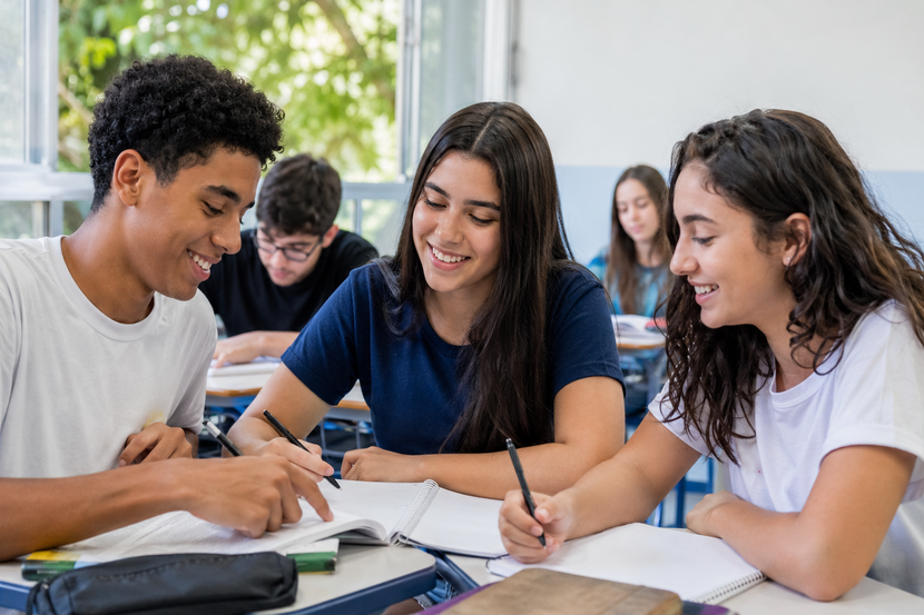 alunos em sala de aula estudando para a 2ª fase da obmep 2026