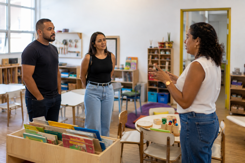 Pais conversam com coordenadora durante visita à escola de Educação Infantil