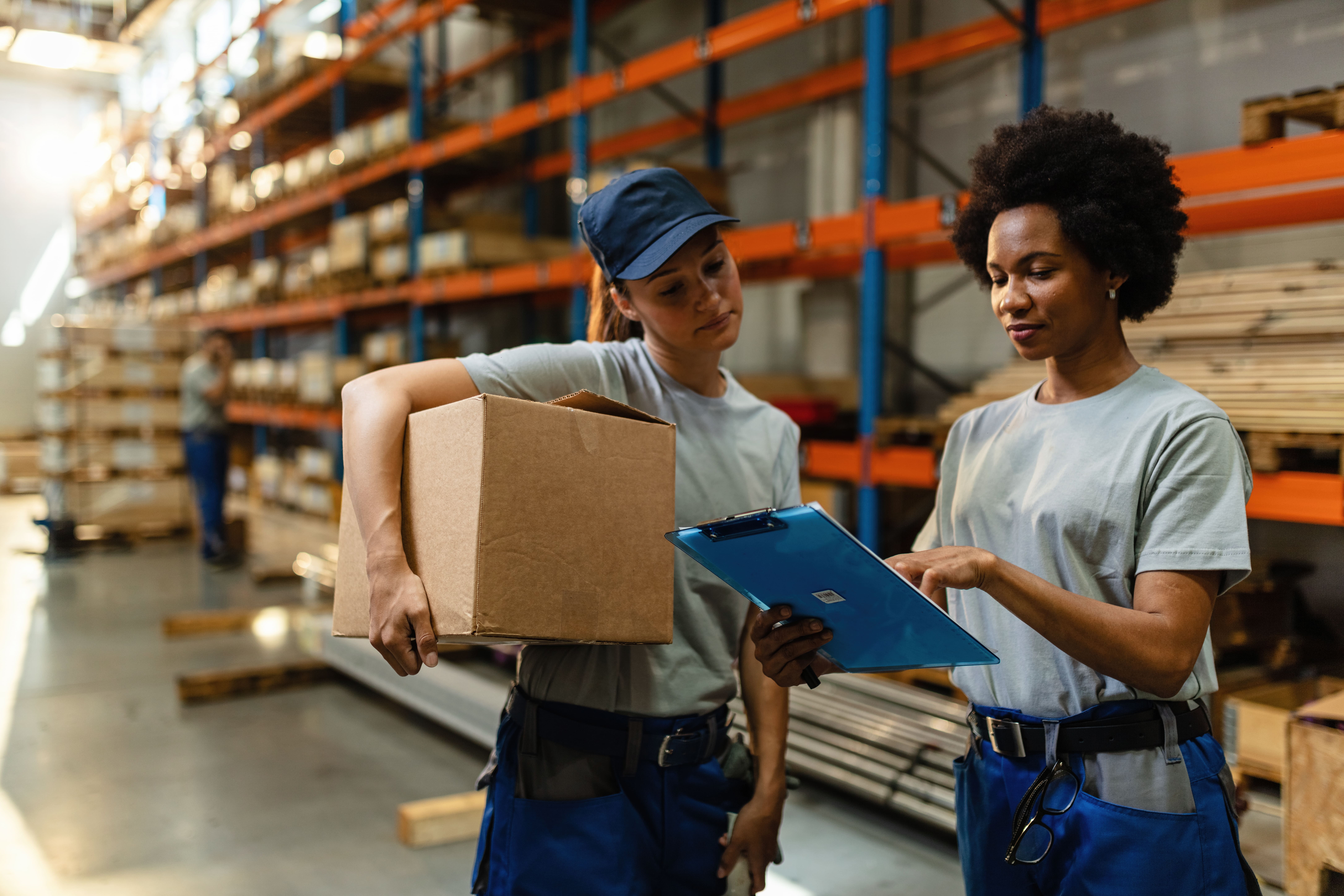 Curso técnico em Logística com bolsa: onde estudar pagando menos
