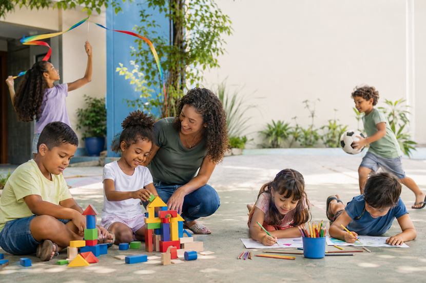 Crianças participam de brincadeiras, desenhos e atividades em grupo no Dia da Infância