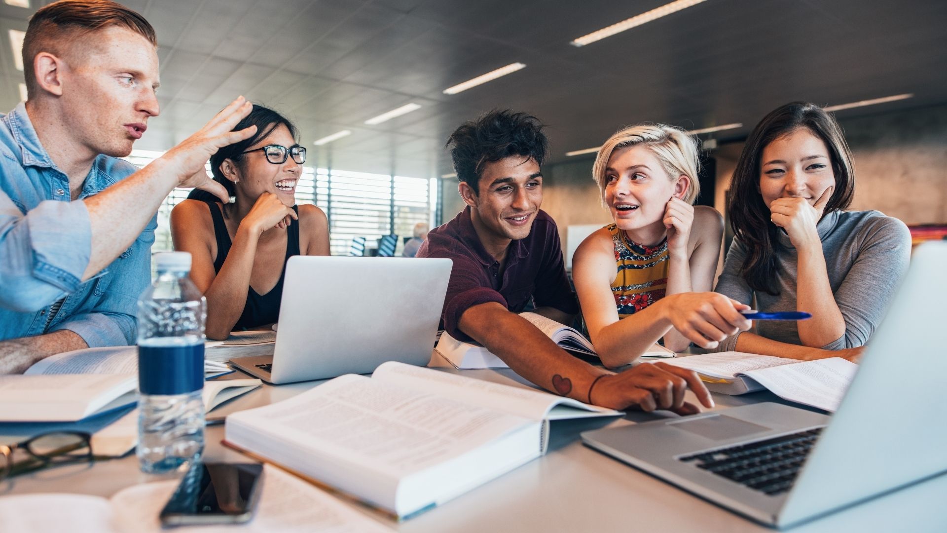 70% dos jovens brasileiros trabalham, mas apenas 32% conseguem conciliar estudos