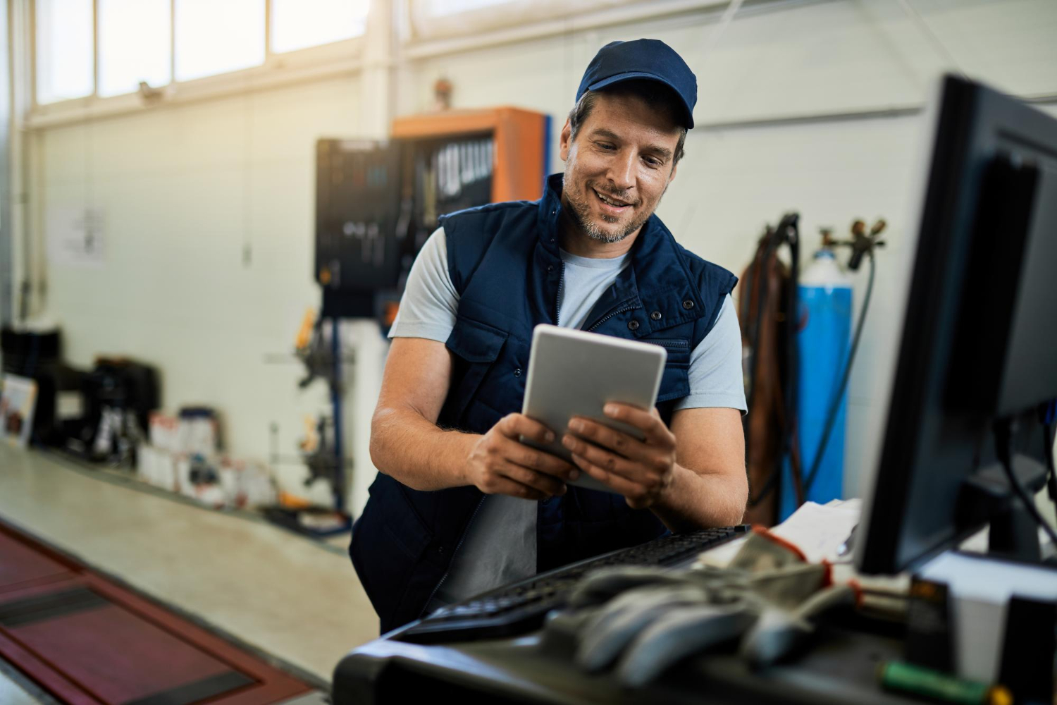 Homem em uma das profissões técnicas que existem, utilizando um tablet.
