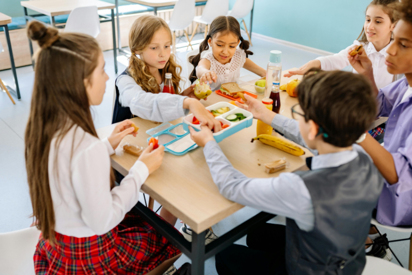 crianças em horário de lanche em escola de tempo integral