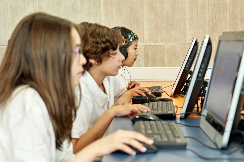 crianças usam computadores na escola