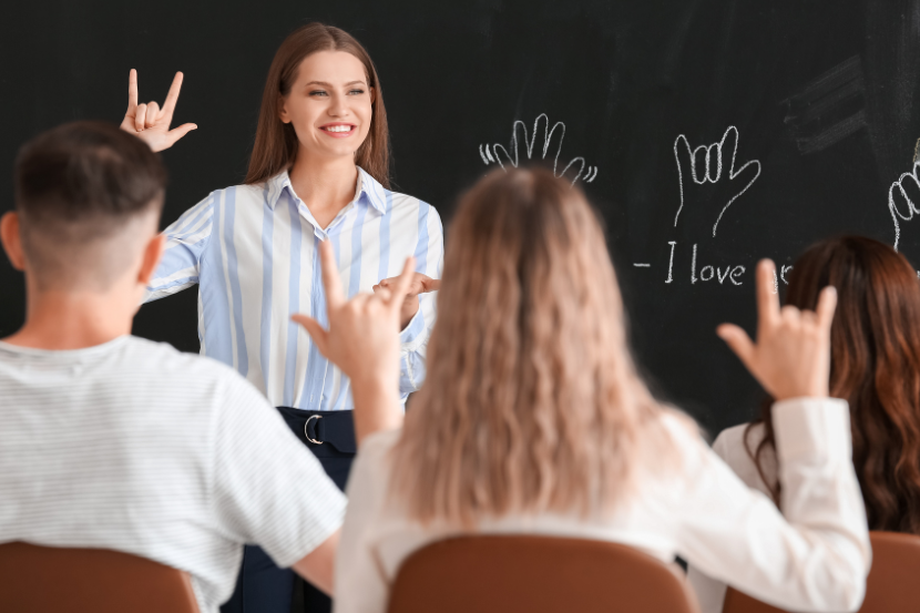 educadora em sala de aula ensinando língua de sinais no dia nacional do surdo

