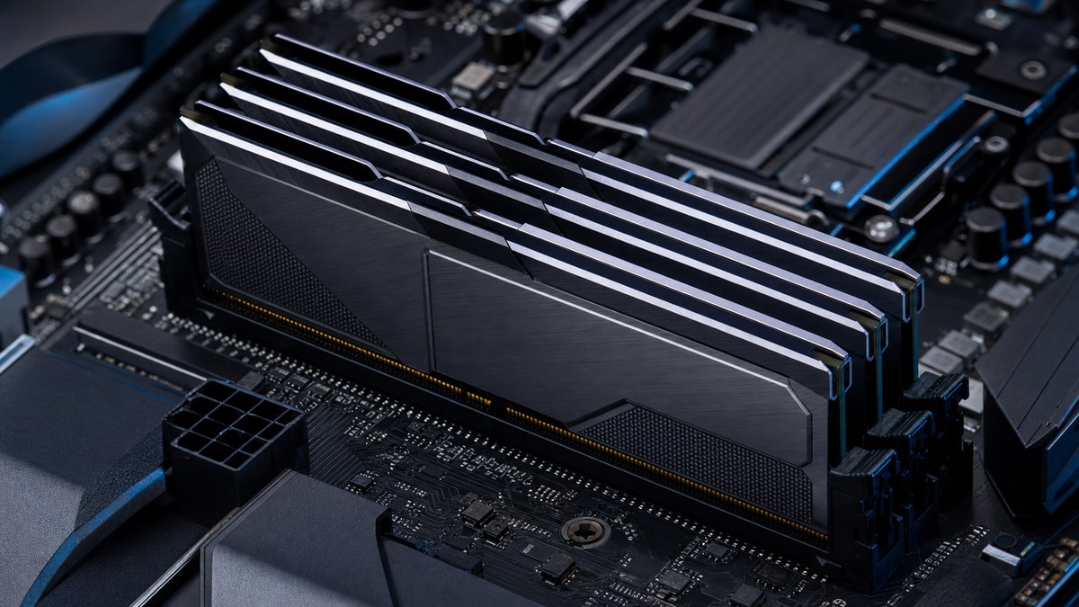 Módulos de memória instalados em placa-mãe de computador representando recursos disponíveis para o sistema operacional.