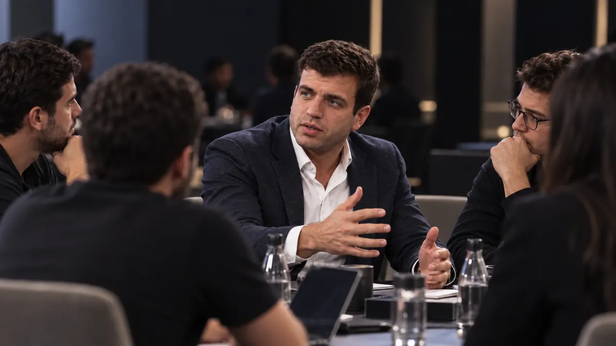 André Street em conversa com empreendedores em ambiente de mentoria empresarial