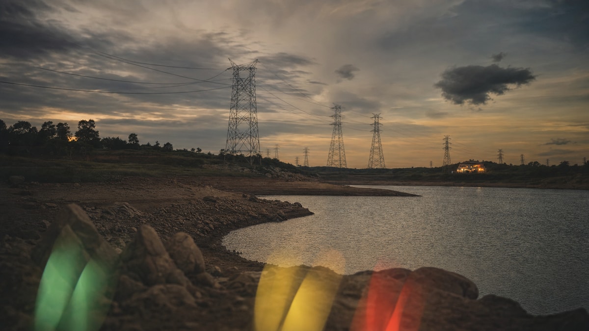 Bandeiras tarifárias Paisagem de geração e transmissão de energia representando mudanças nas condições que influenciam o custo
