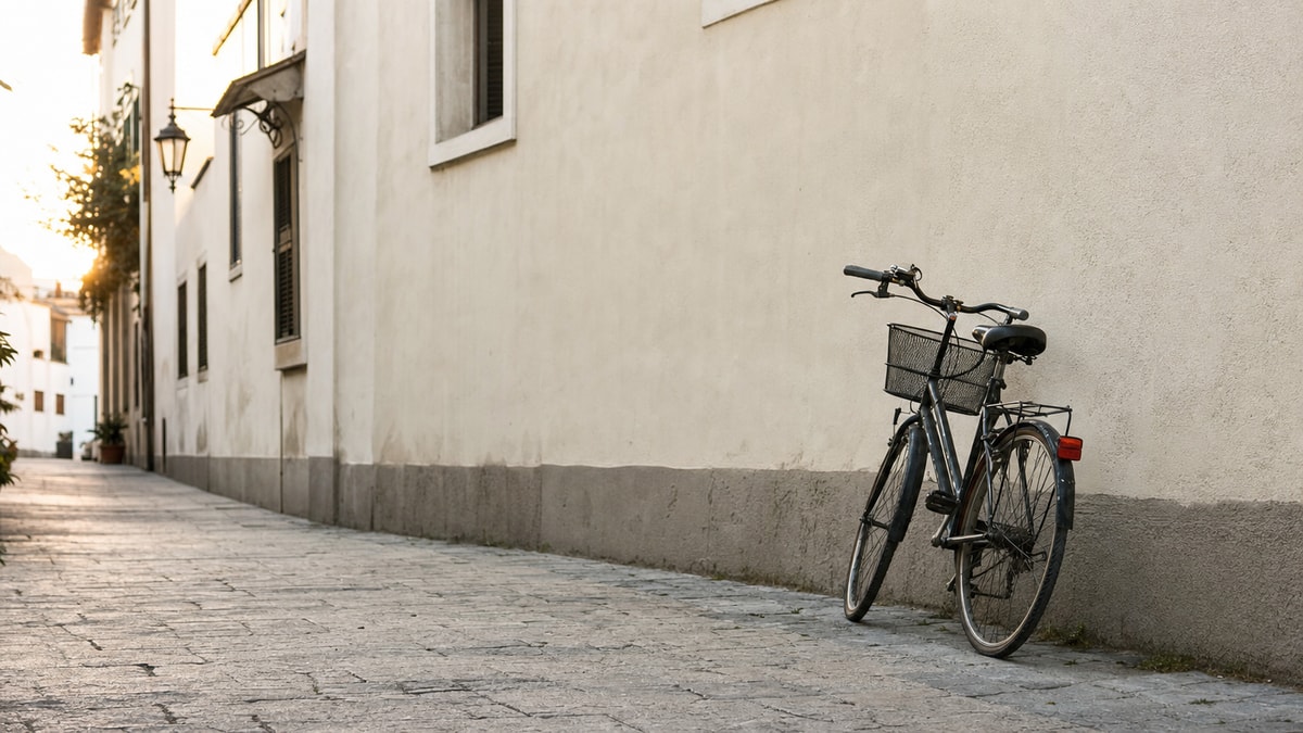 Bicicleta posicionada fora do centro em uma composição equilibrada com espaço negativo