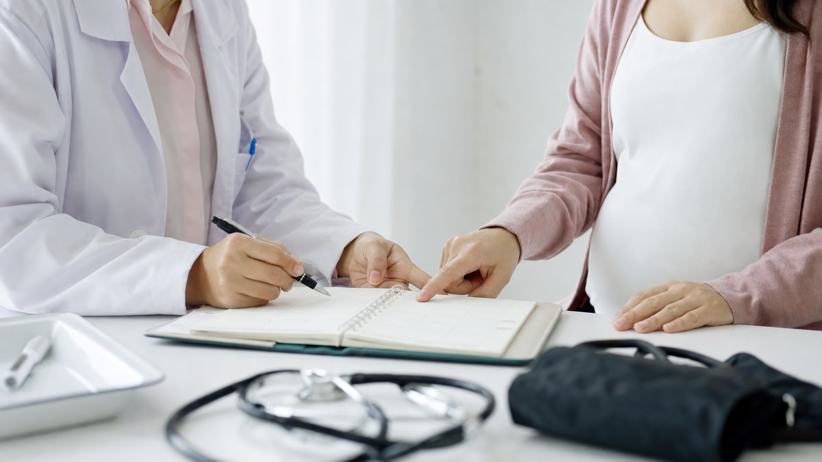 Consultas de pré-natal Consulta de pré-natal organizada em paralelo à rotina de trabalho da gestante