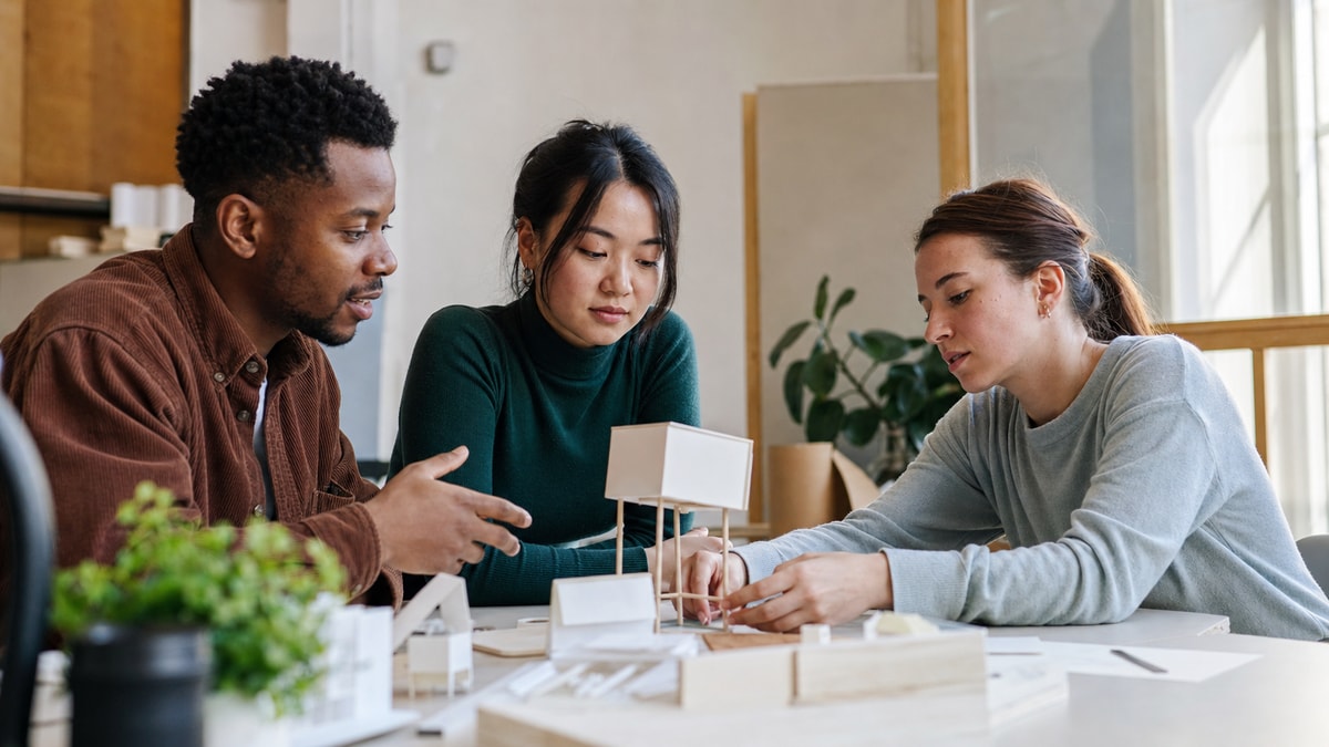 Habilidades empreendedoras em prática Equipe colaborando para desenvolver habilidades e testar uma ideia